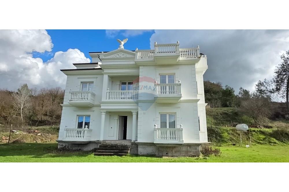 Villa a 2 piani in vendita a pezë e vogël, situata in una zona tranquilla adatta a vivere in famiglia, lontano dal rumore della città e con aria fresca. (2)