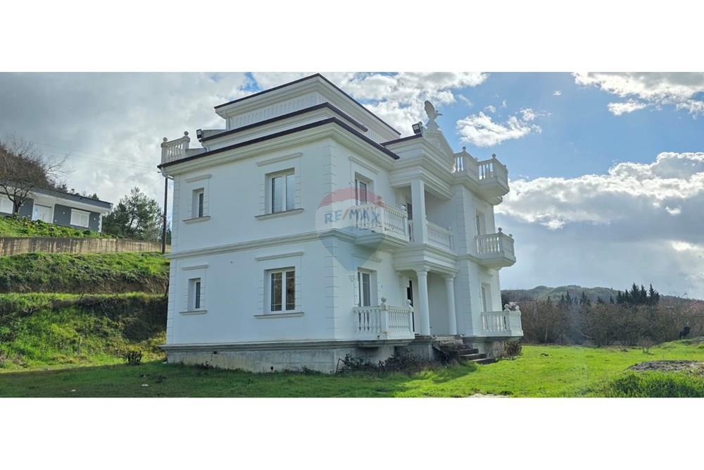 Villa a 2 piani in vendita a pezë e vogël, situata in una zona tranquilla adatta a vivere in famiglia, lontano dal rumore della città e con aria fresca. (3)