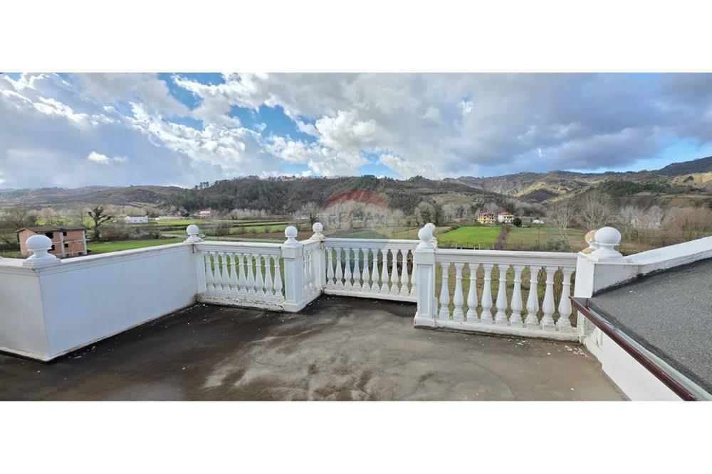 Villa a 2 piani in vendita a pezë e vogël, situata in una zona tranquilla adatta a vivere in famiglia, lontano dal rumore della città e con aria fresca. (4)
