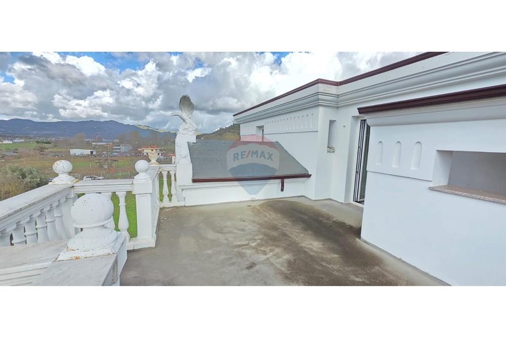 Villa a 2 piani in vendita a pezë e vogël, situata in una zona tranquilla adatta a vivere in famiglia, lontano dal rumore della città e con aria fresca. (5)