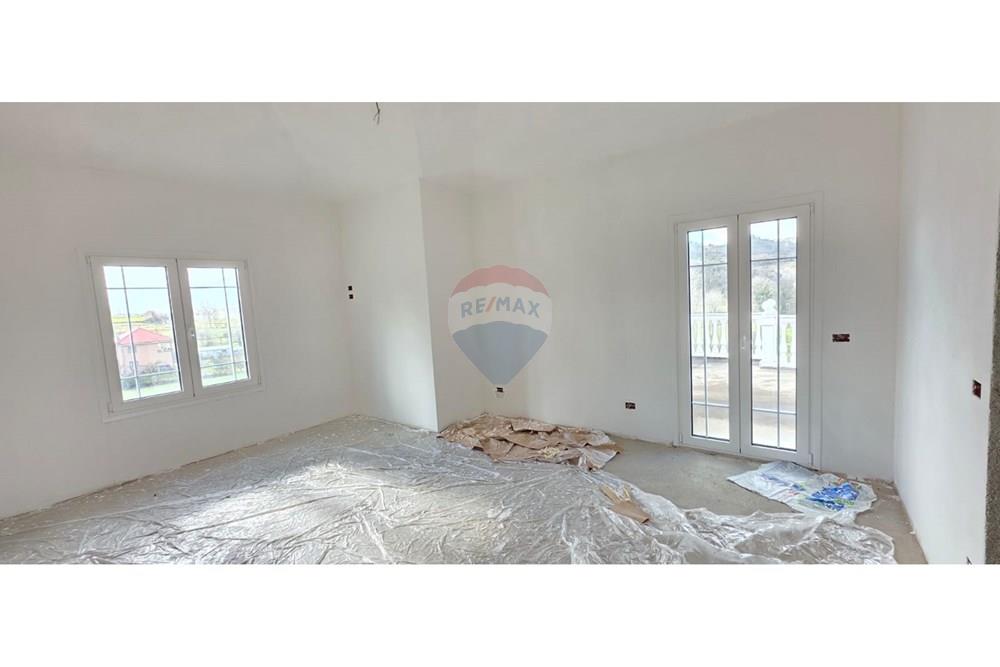 Villa a 2 piani in vendita a pezë e vogël, situata in una zona tranquilla adatta a vivere in famiglia, lontano dal rumore della città e con aria fresca. (6)