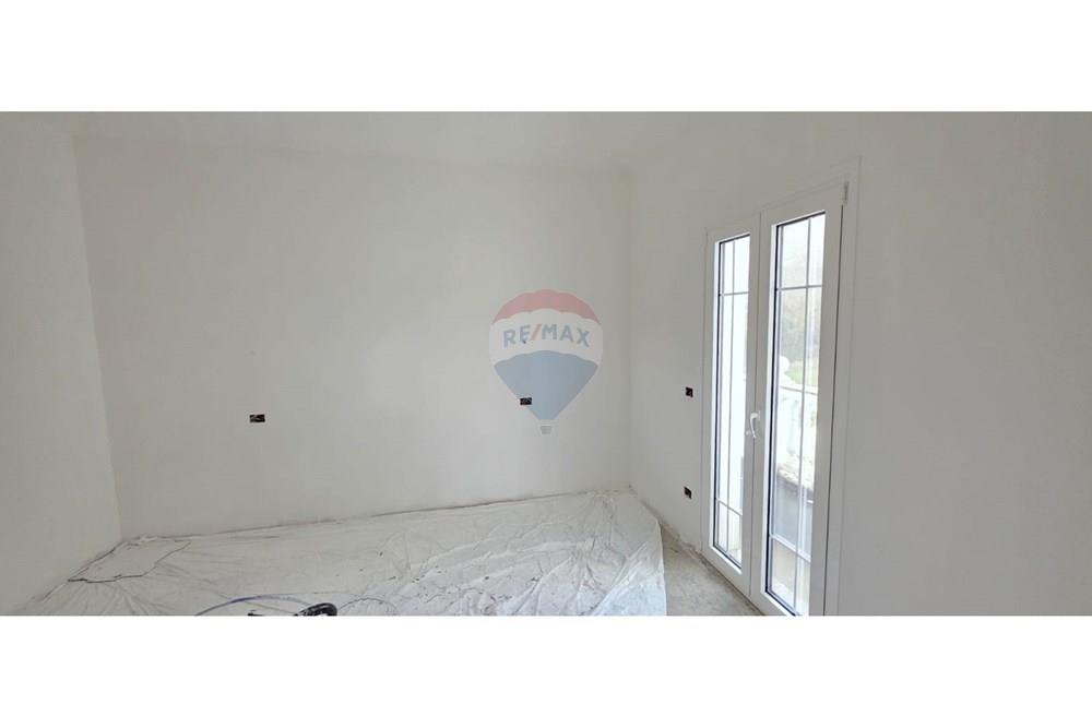 Villa a 2 piani in vendita a pezë e vogël, situata in una zona tranquilla adatta a vivere in famiglia, lontano dal rumore della città e con aria fresca. (7)