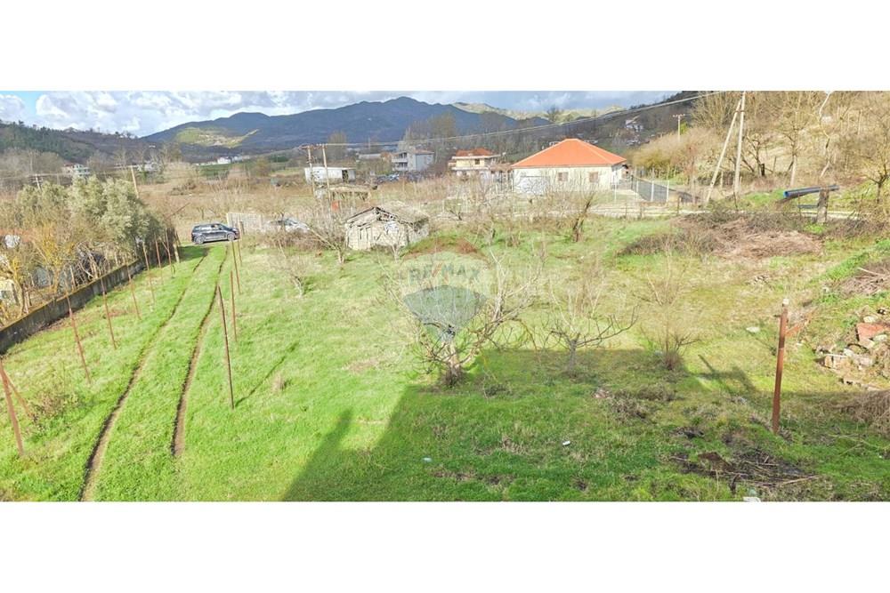 Villa a 2 piani in vendita a pezë e vogël, situata in una zona tranquilla adatta a vivere in famiglia, lontano dal rumore della città e con aria fresca. (8)
