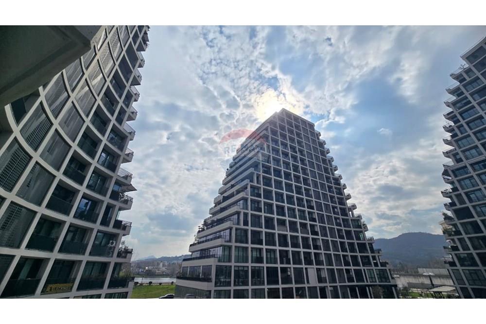 Gegenüber dem künstlichen see gelegen, hat die lakeview residence die form eines einzigartigen gebäudes angenommen, das das moderne und elegante leben in Tirana neu definieren wird.