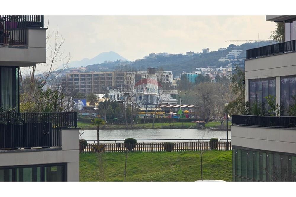 Gegenüber dem künstlichen see gelegen, hat die lakeview residence die form eines einzigartigen gebäudes angenommen, das das moderne und elegante leben in Tirana neu definieren wird.