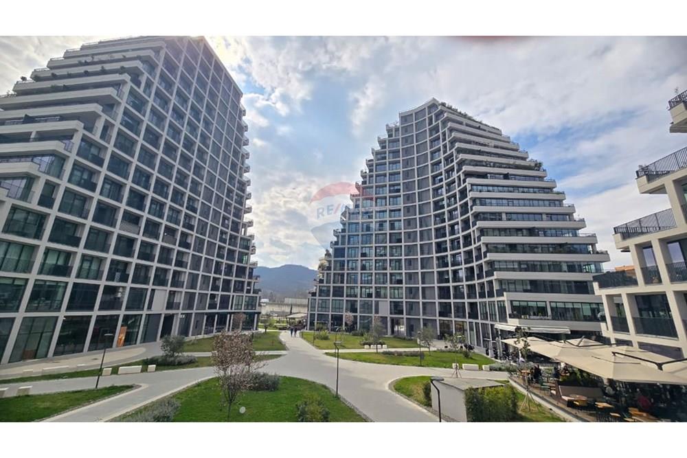 Gegenüber dem künstlichen see gelegen, hat die lakeview residence die form eines einzigartigen gebäudes angenommen, das das moderne und elegante leben in Tirana neu definieren wird.