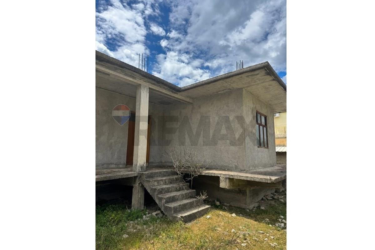 Only 300 meters from the sea, near the port of jahteve in orikum