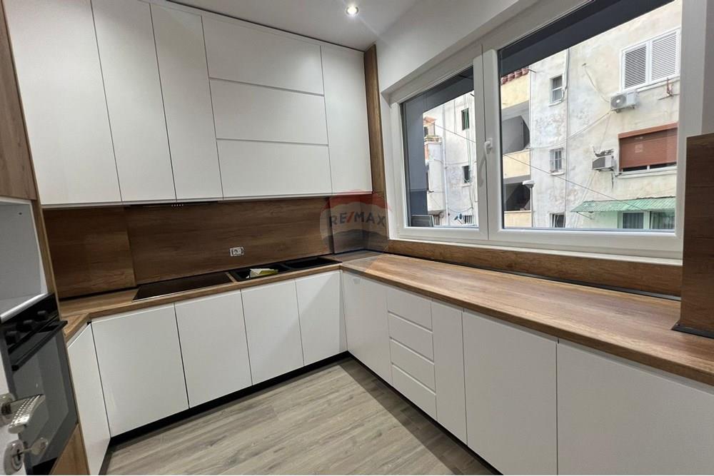 Oferece-se apartamento 2+1+2 para aluguel no centro!
