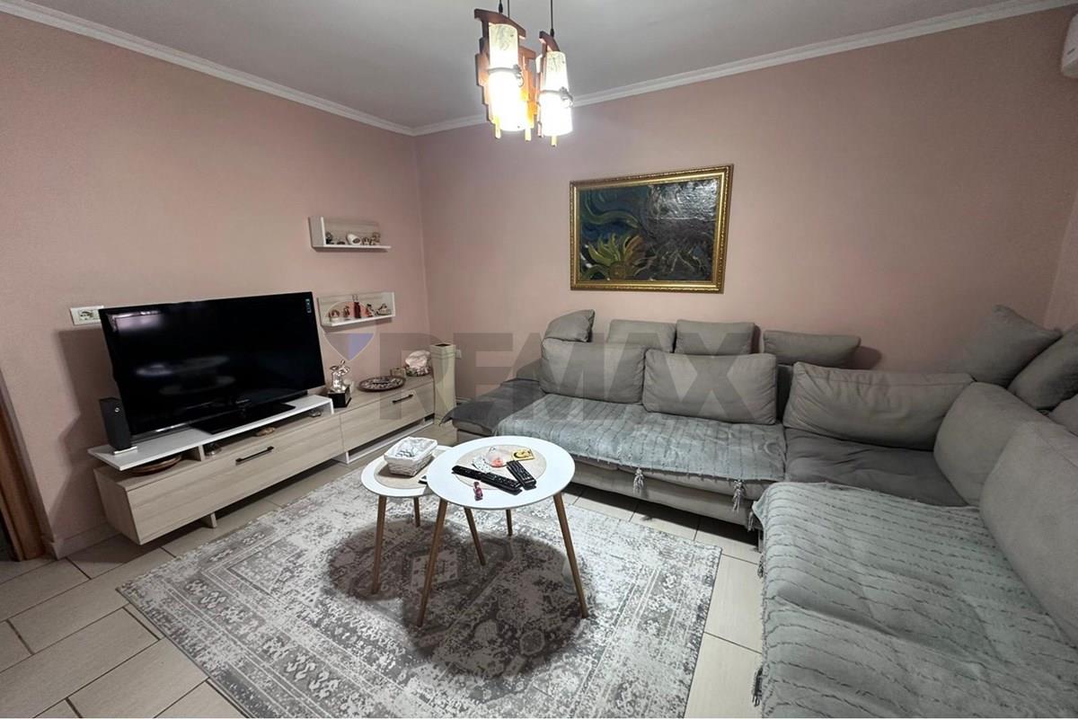 Maternidad nueva, Tirana