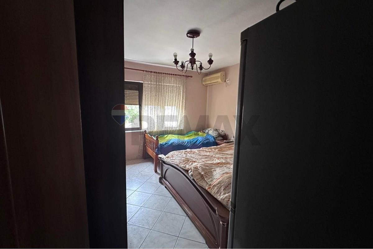 Maternidad nueva, Tirana