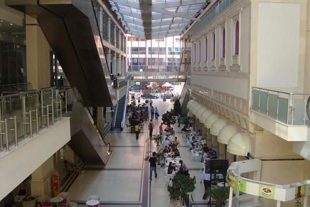 Magasin à vendre dans l'une des zones les plus prisées du centre, rue bardhok biba, galerie 17 nentori.