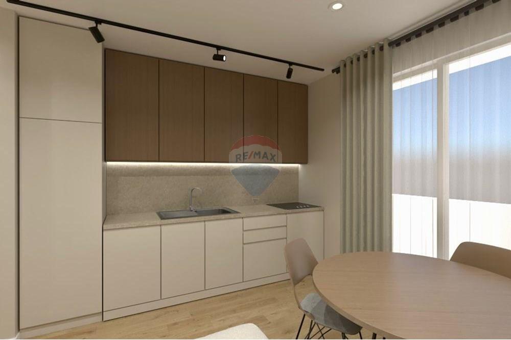 Ne zonen e myslym shyrit prane qendres te hotel favorita ofrohet apartament 1+1 per shitje.