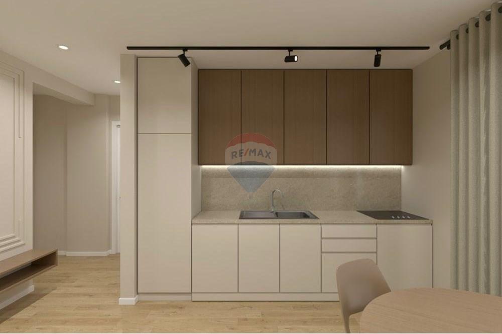Ne zonen e myslym shyrit prane qendres te hotel favorita ofrohet apartament 1+1 per shitje. (3)