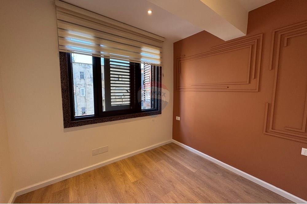 Ne zonen e myslym shyrit prane qendres te hotel favorita ofrohet apartament 1+1 per shitje. (7)