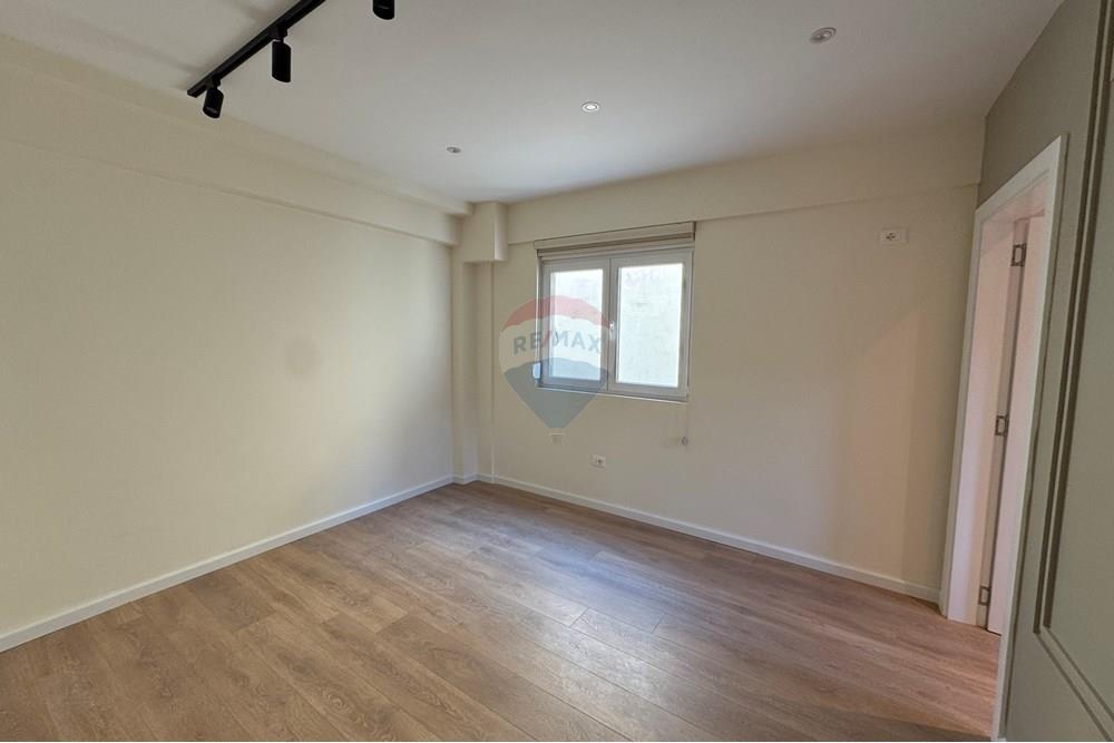 Ne zonen e myslym shyrit prane qendres te hotel favorita ofrohet apartament 1+1 per shitje. (8)